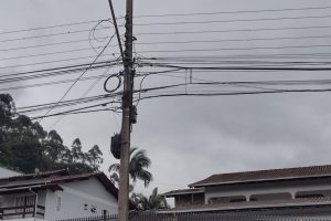 Empresas de Gaspar são intimadas a regularizar cabeamento de postes de luz