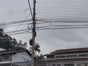 Regularização de cabeamento nos postes de luz